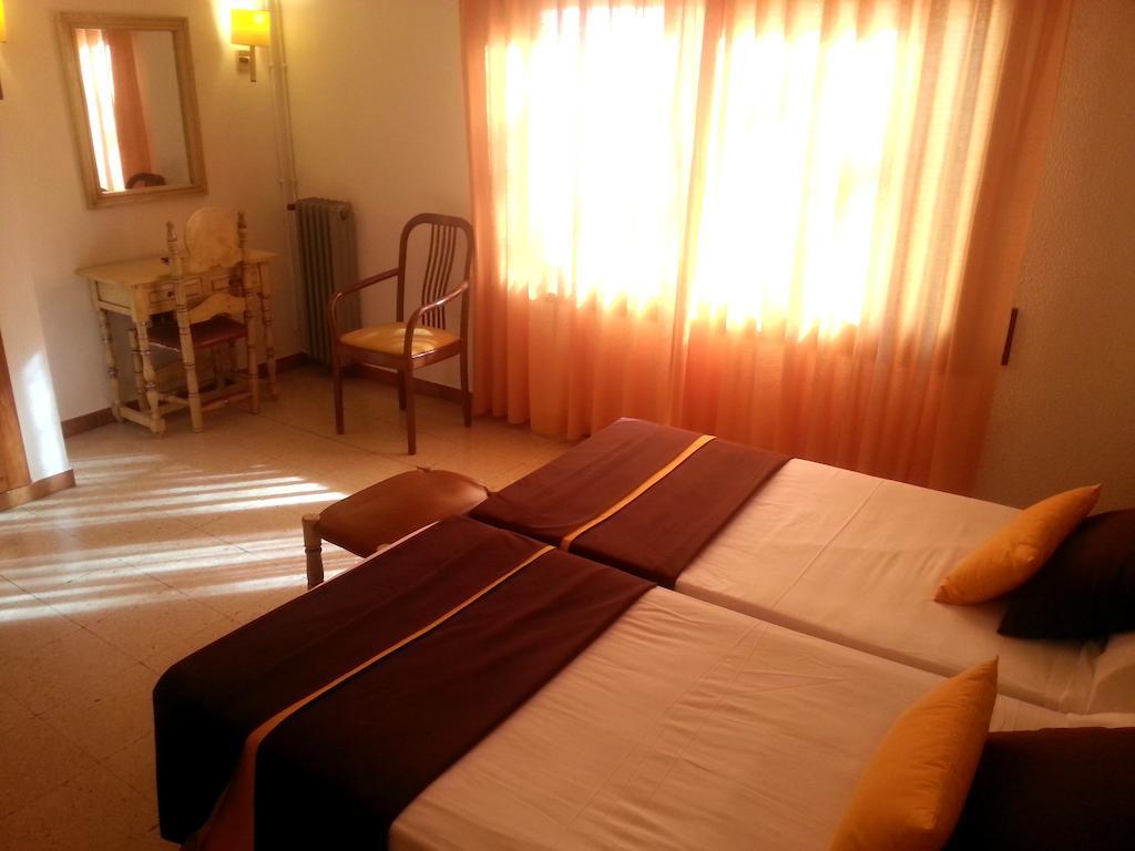 Hotel Hostal Del Sol Sant Feliu de Guixols Bagian luar foto