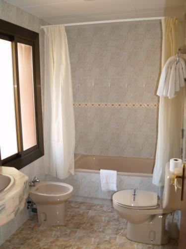 Hotel Hostal Del Sol Sant Feliu de Guixols Bagian luar foto
