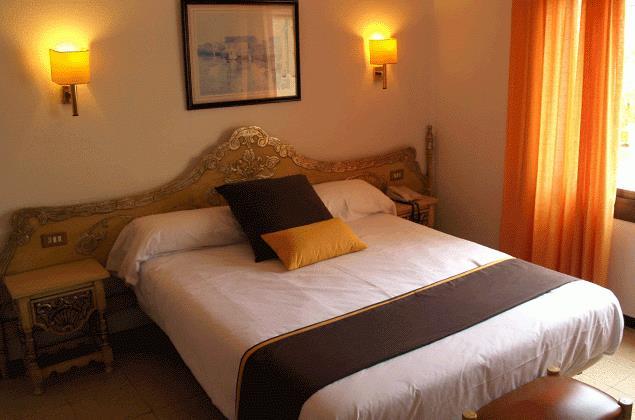 Hotel Hostal Del Sol Sant Feliu de Guixols Bagian luar foto