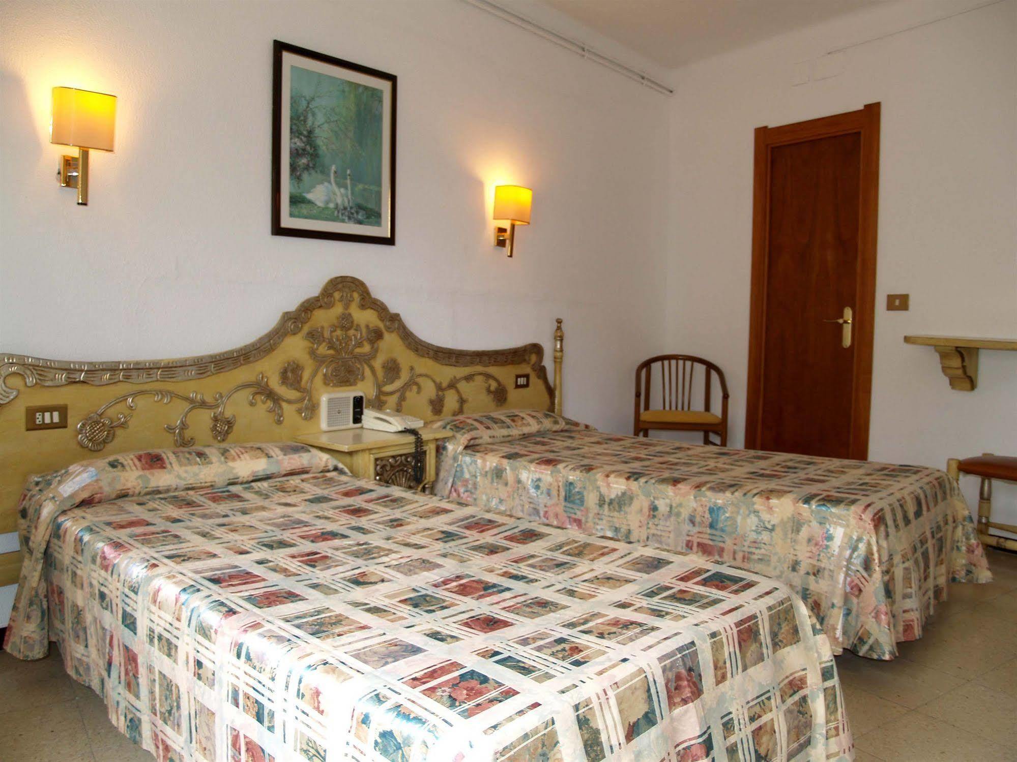 Hotel Hostal Del Sol Sant Feliu de Guixols Bagian luar foto