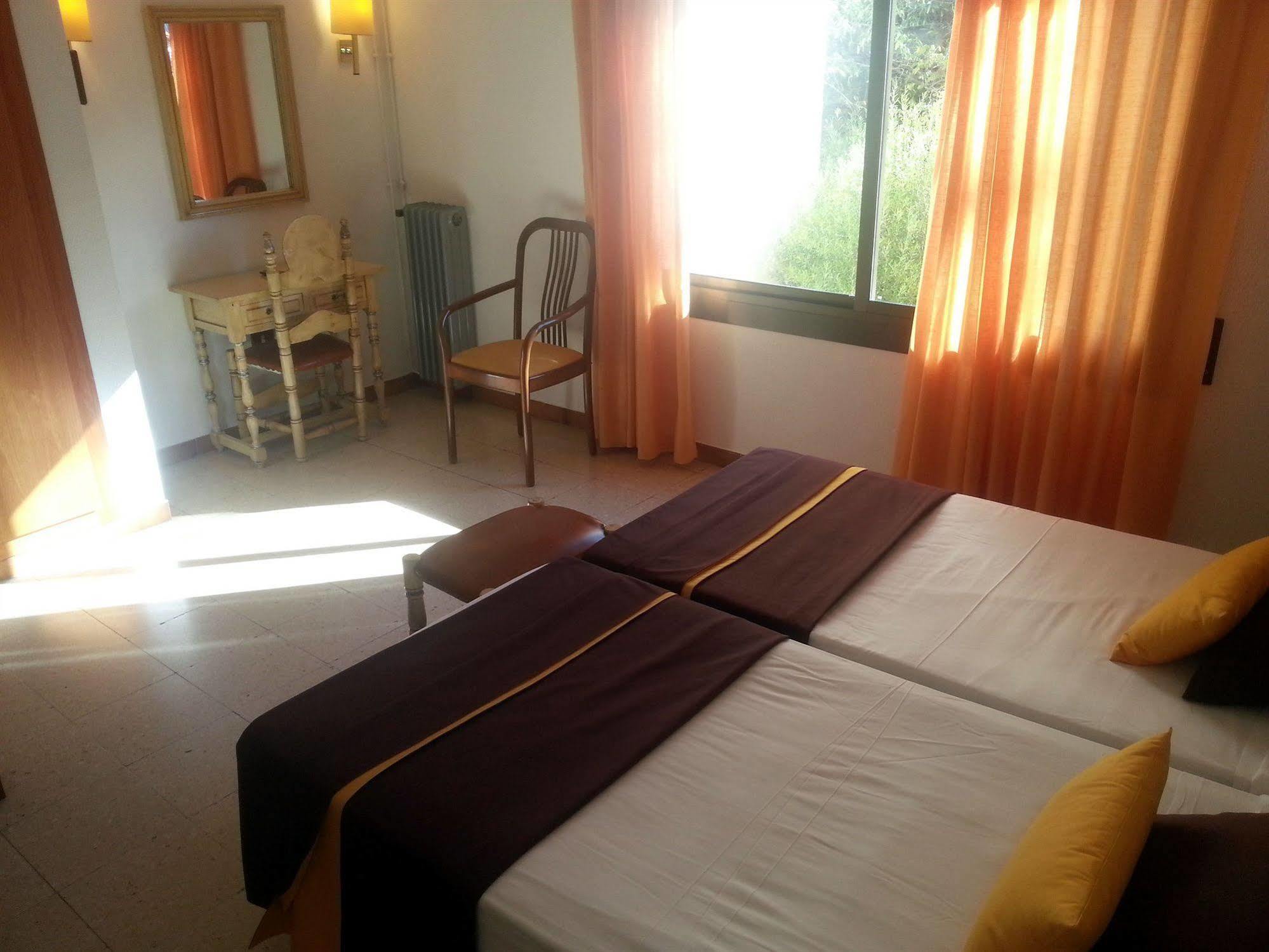 Hotel Hostal Del Sol Sant Feliu de Guixols Bagian luar foto