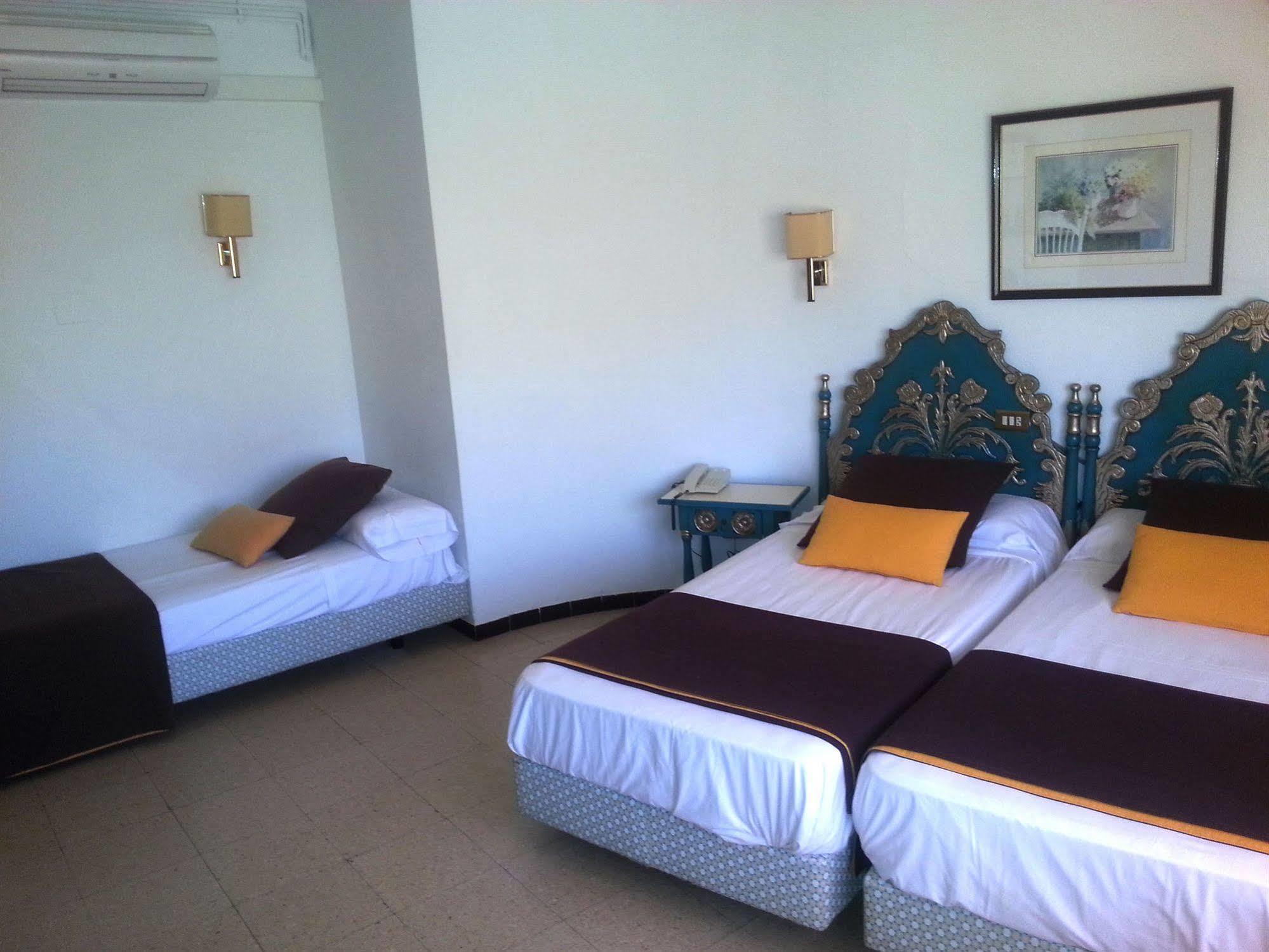 Hotel Hostal Del Sol Sant Feliu de Guixols Bagian luar foto