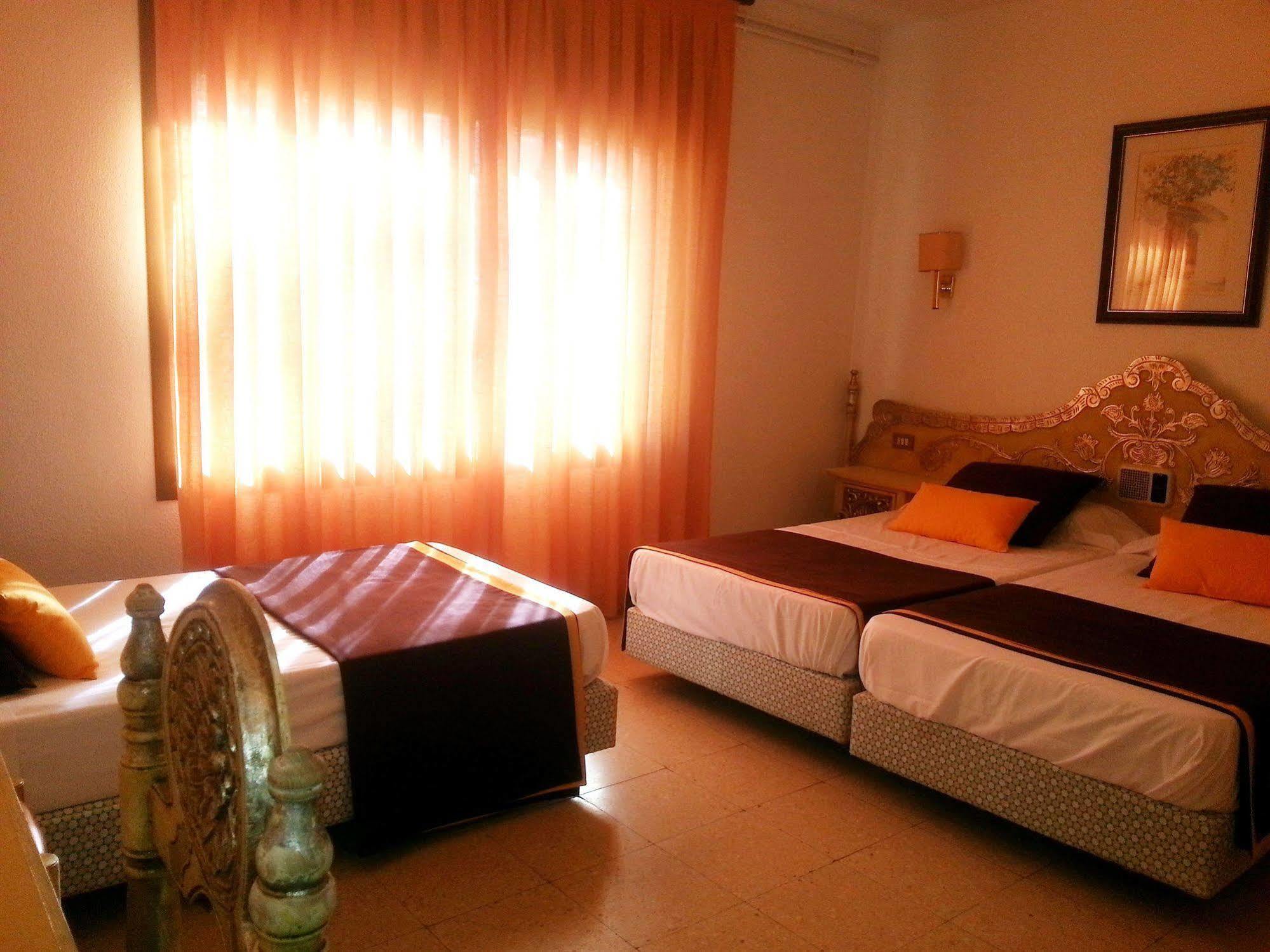 Hotel Hostal Del Sol Sant Feliu de Guixols Bagian luar foto