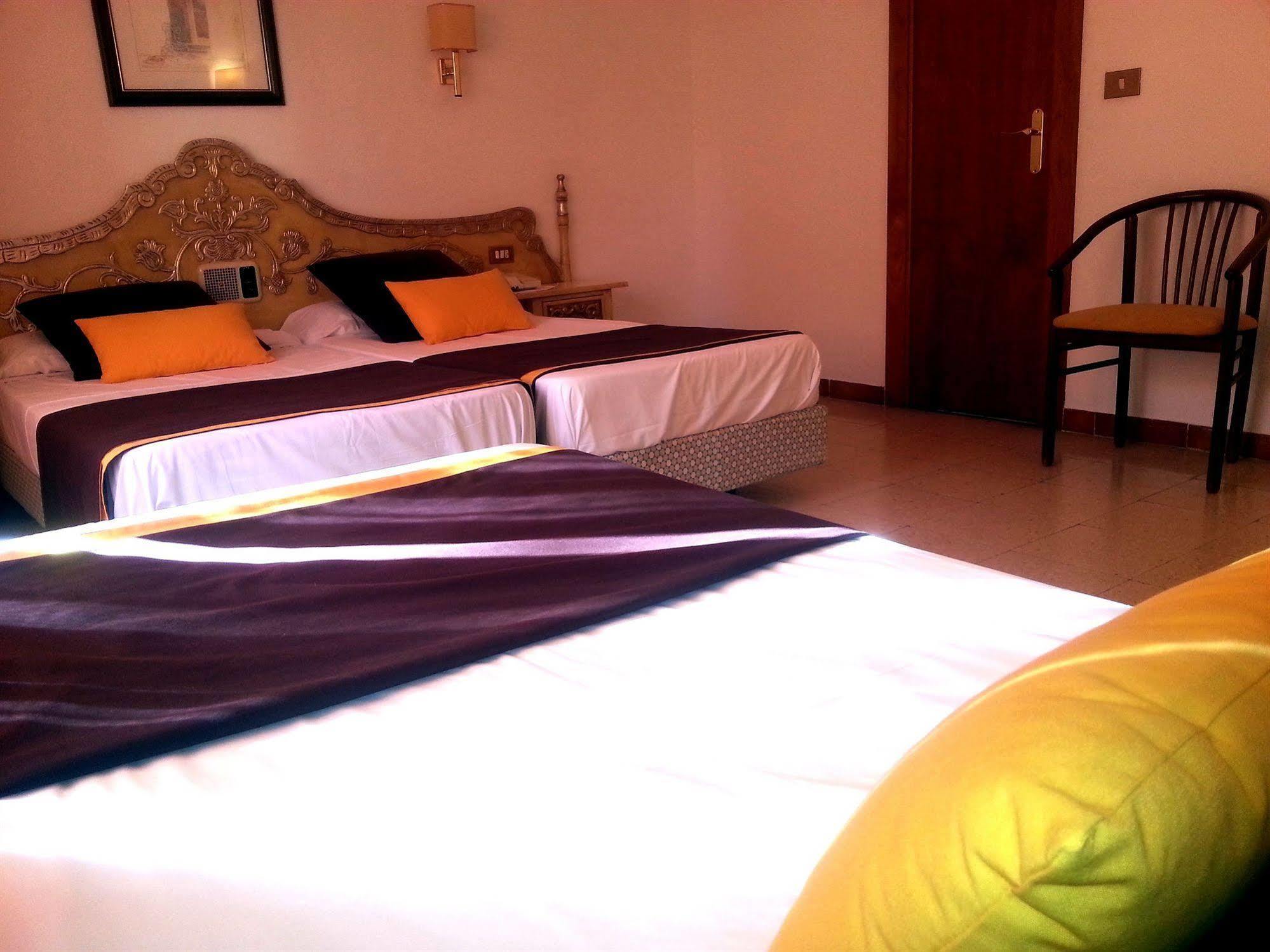 Hotel Hostal Del Sol Sant Feliu de Guixols Bagian luar foto