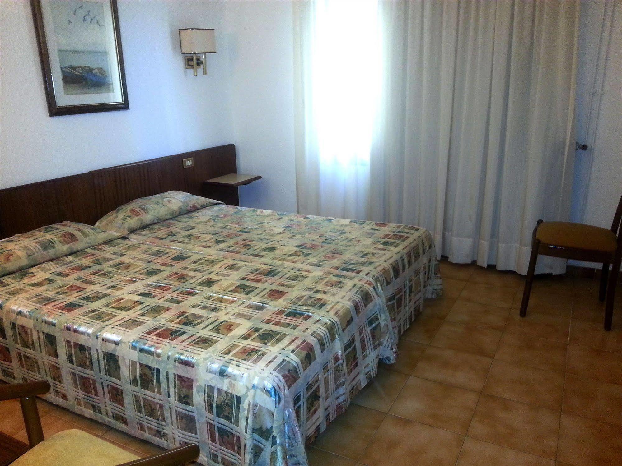 Hotel Hostal Del Sol Sant Feliu de Guixols Bagian luar foto