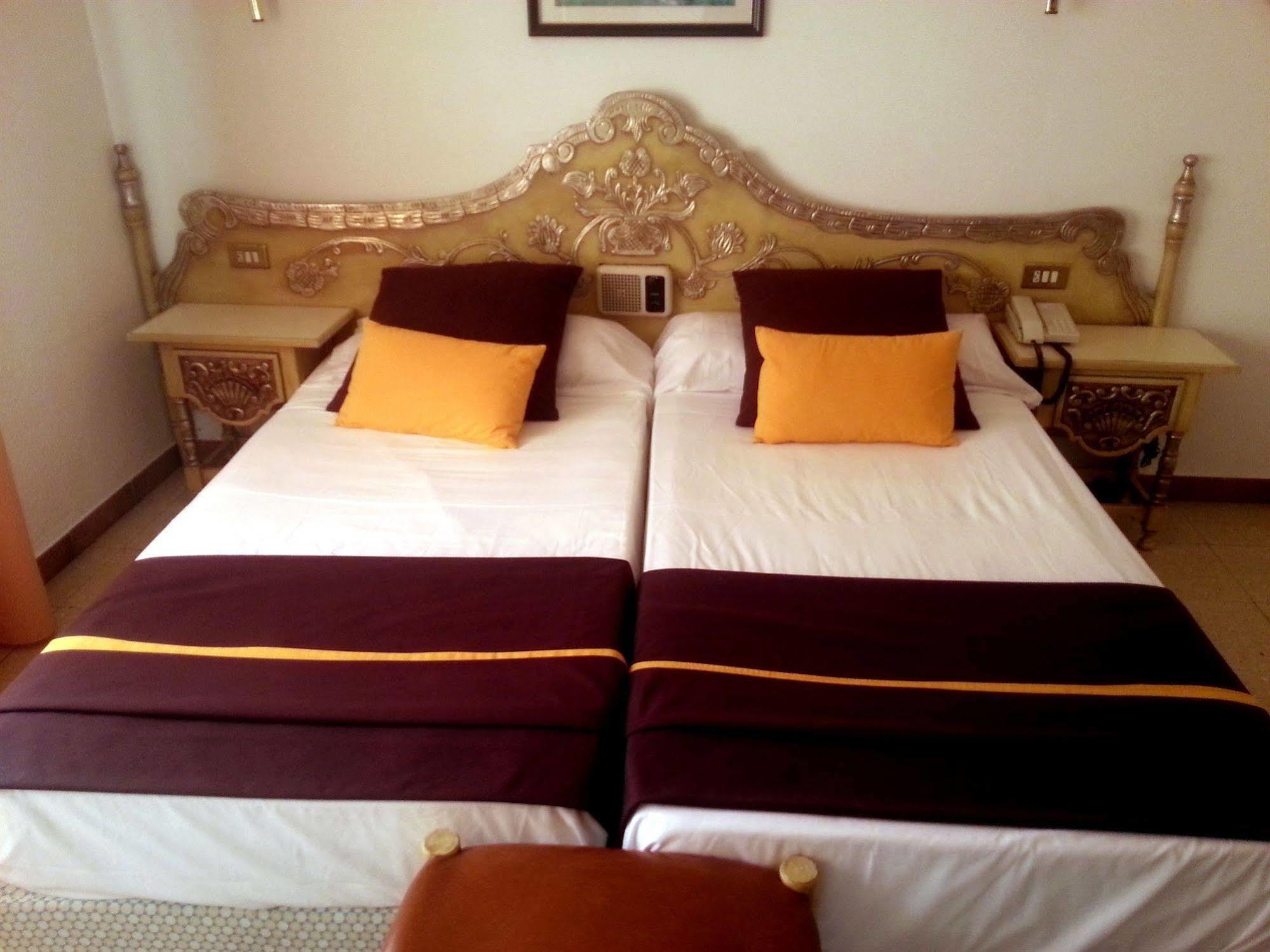 Hotel Hostal Del Sol Sant Feliu de Guixols Bagian luar foto