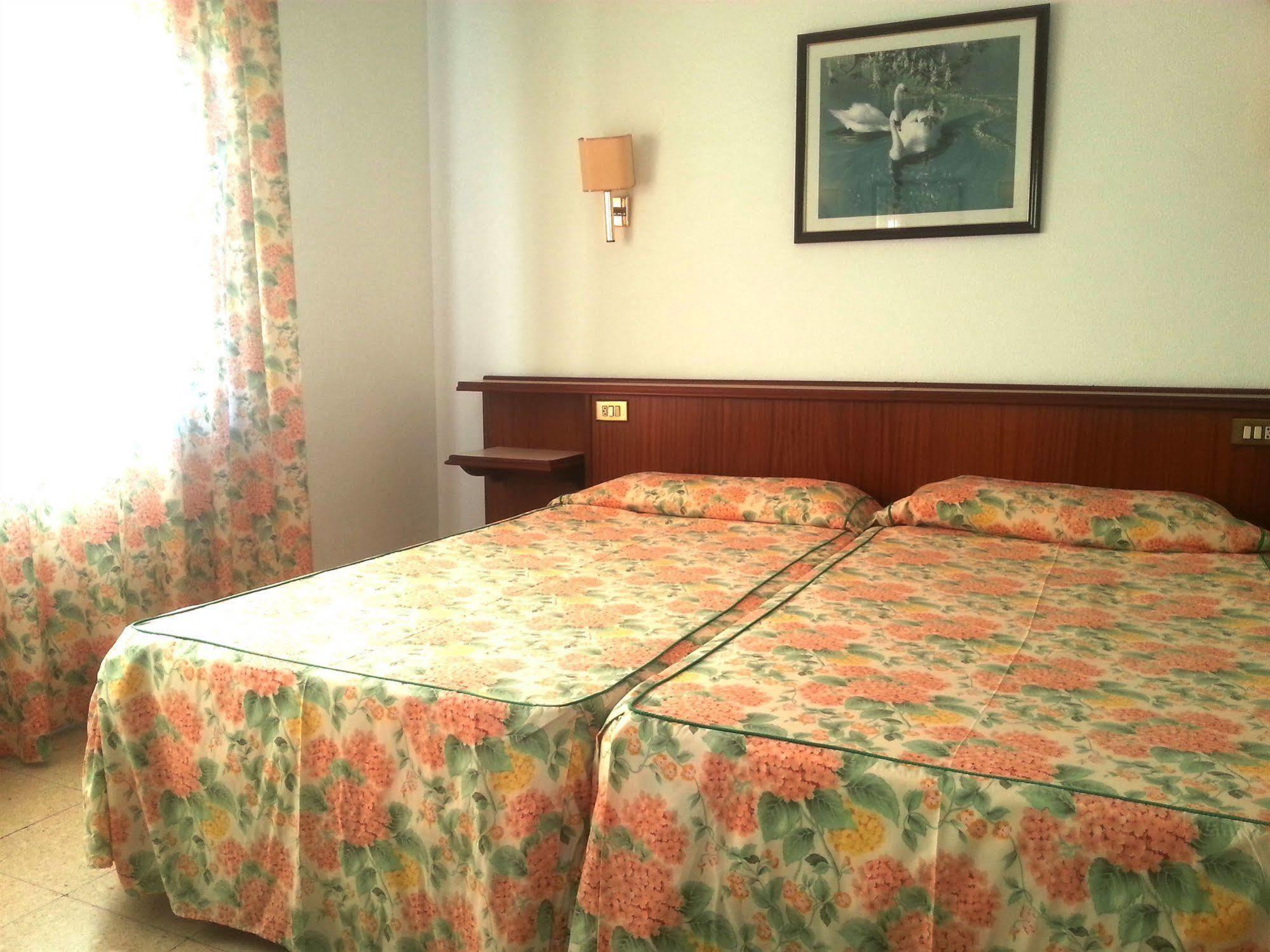 Hotel Hostal Del Sol Sant Feliu de Guixols Bagian luar foto