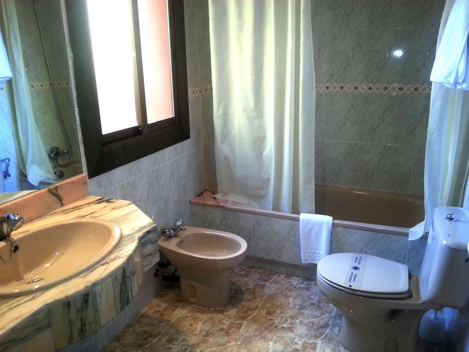 Hotel Hostal Del Sol Sant Feliu de Guixols Bagian luar foto