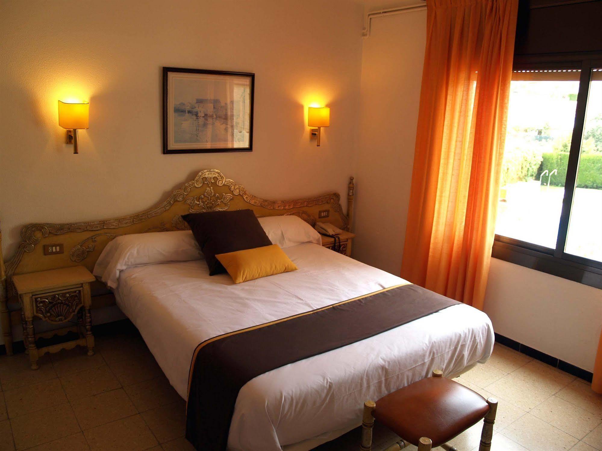 Hotel Hostal Del Sol Sant Feliu de Guixols Bagian luar foto