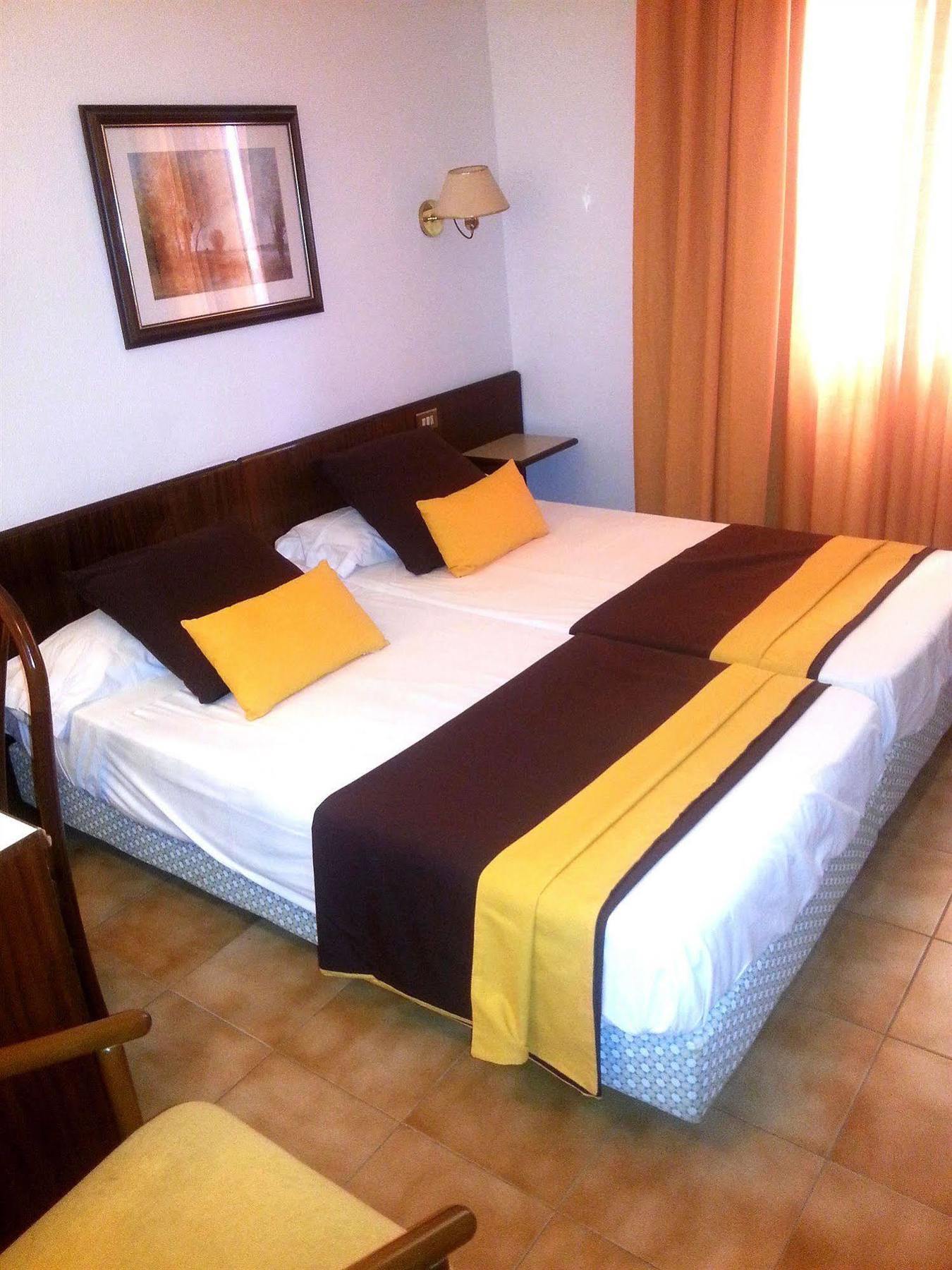 Hotel Hostal Del Sol Sant Feliu de Guixols Bagian luar foto